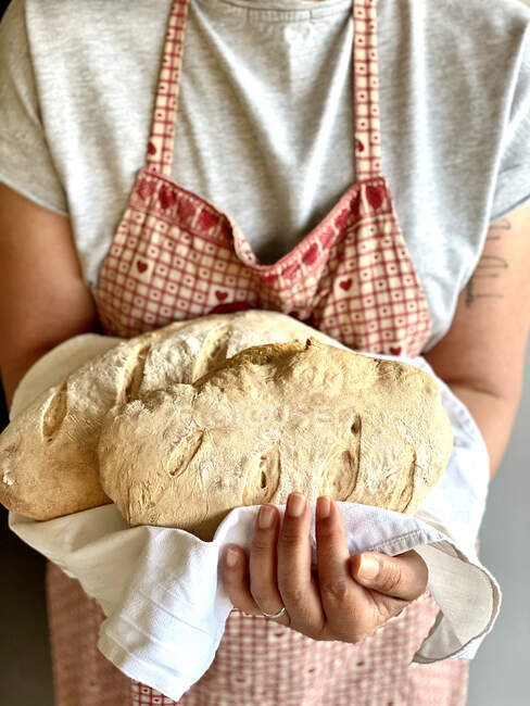 Woman holding freshly baked bread — Stock Photo