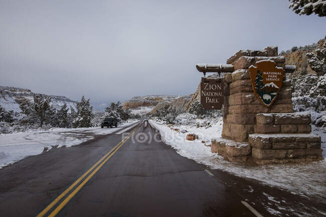 Strada d'ingresso al Parco Nazionale di Zion in inverno, Utah, USA — Foto stock