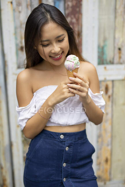 Mulher sorridente comendo um sorvete, Bali, Indonésia — Fotografia de Stock