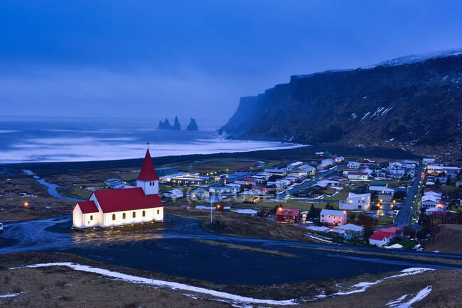 Iglesia y Villagescape, Vik, Myrdal, Islandia del Sur, Islandia - foto de stock
