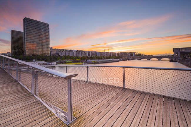 National Library of France from Simone de Beauvoir bridge at sunset, Paris, France — Stock Photo