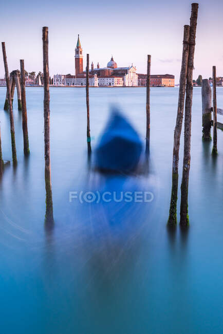 Gôndola abstrata em frente a San Giorgio Maggiore, Veneza, Veneto, Itália — Fotografia de Stock