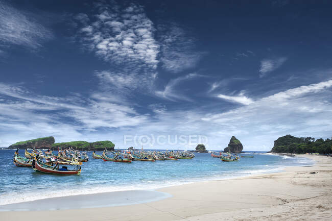 Barcos tradicionais ancorados no mar, Papuma Beach, Jember, East Java, Indonesia — Fotografia de Stock