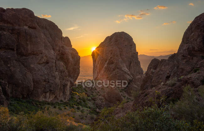 Sonnenuntergang über einem Sandstein-Monolithen, Kofa National Wildlife Refuge, Arizona, USA — Stockfoto