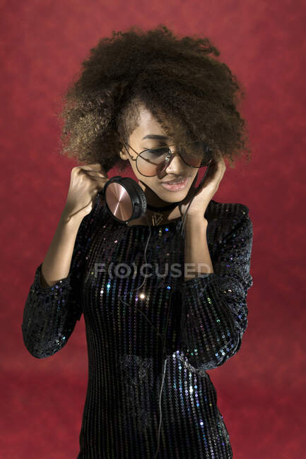 Retrato de una hermosa mujer con auriculares alrededor del cuello - foto de stock