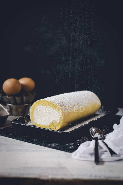 Rolo de creme cozido com açúcar de confeiteiro — Fotografia de Stock