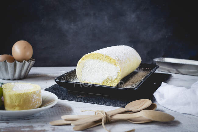Rouleau de crème cuit au four avec sucre glace — Photo de stock