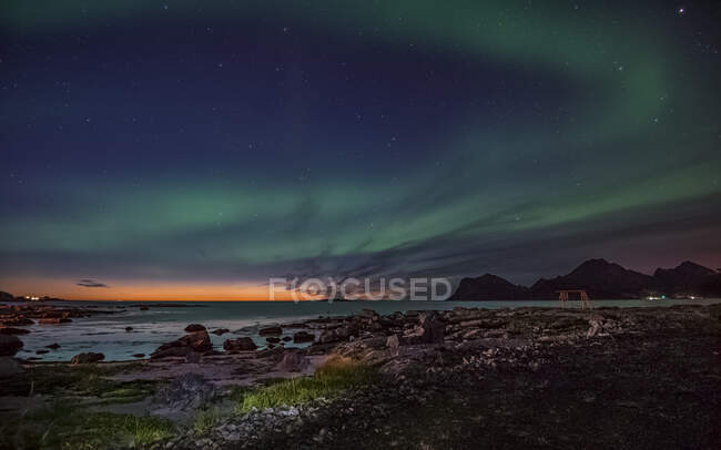 Northern lights over beach, Flakstad, Lofoten, Nordland, Noruega — Fotografia de Stock