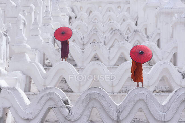 Двоє нових монахів стоять на стіні храму, Баган, Мандалай, М 