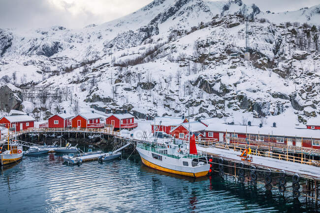 Лодки пришвартованы в гавани, Нусфьорде, Флакстадое, Флакстаде, Лофотене, Нордленде, Норвегии — стоковое фото