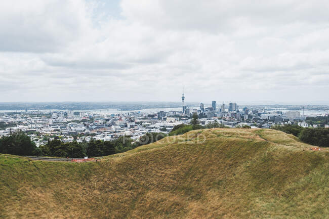 Cráter volcánico en el Monte Edén y paisaje urbano, Auckland, Isla Norte, Nueva Zelanda - foto de stock