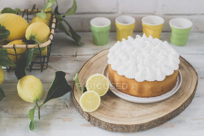 Cuajada de limón y pastel de merengue en una pastelería - foto de stock