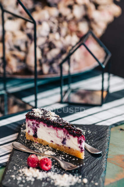 Fatia de bolo de queijo de framboesa em um prato de ardósia — Fotografia de Stock