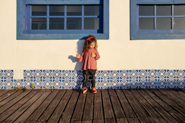 Menina de pé em um calçadão de madeira, Armacao dos Búzios, Rio de Janeiro, Brasil — Fotografia de Stock
