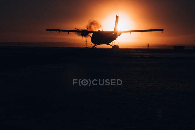 Silhueta de um avião a hélice ao pôr-do-sol, Territórios do Norte, Canadá — Fotografia de Stock