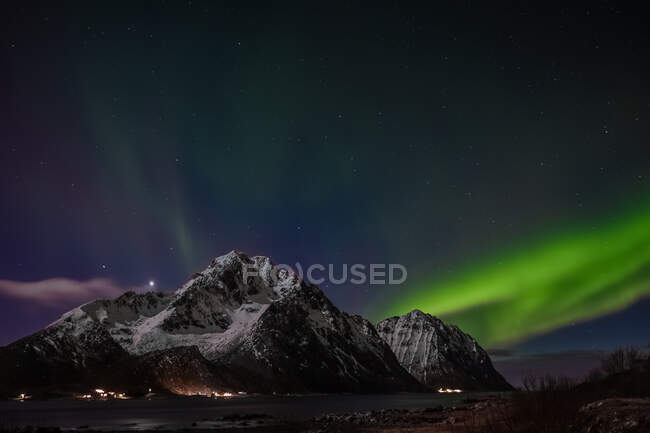 Luzes do norte sobre montanhas costeiras, Flakstad, Lofoten, Nordland, Noruega — Fotografia de Stock