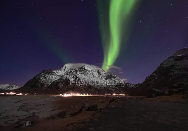 Luci settentrionali sulle montagne costiere, Flakstad, Lofoten, Nordland, Norvegia — Foto stock