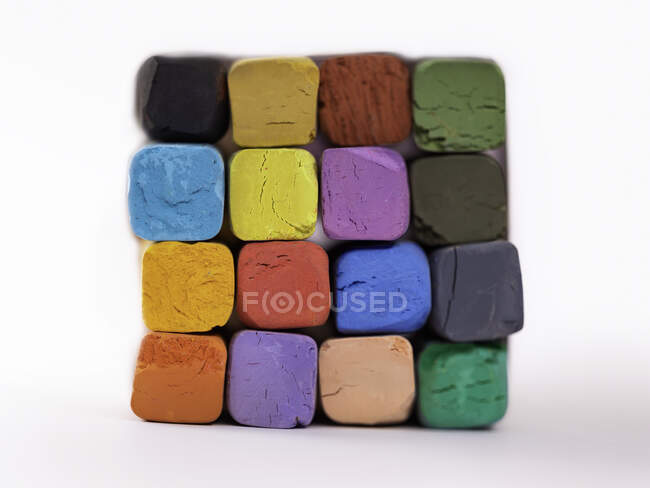 Gros plan d'une pile de craies multicolores — Photo de stock