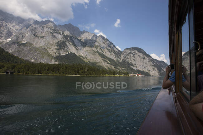 Barca a vela turistica sul lago Konigssee in estate, Baviera, Germania — Foto stock