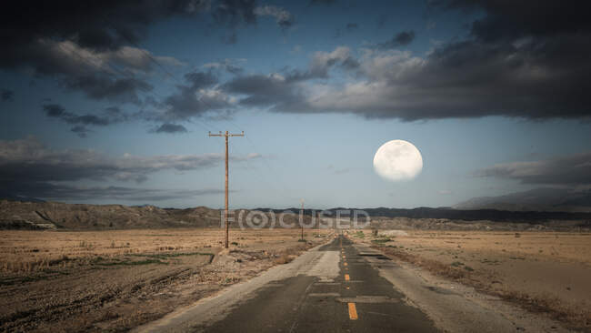 Camino a través del paisaje rural, Durango, Colorado, EE.UU. - foto de stock