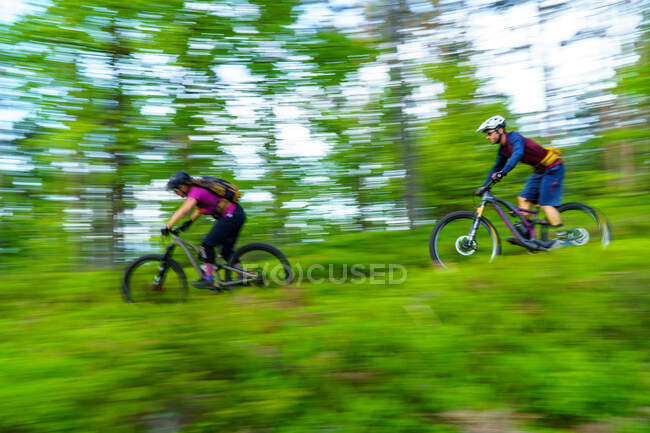 Чоловік і жінка на гірських велосипедах через ліс, Клагенфурт, Каринтія, Австрія. — стокове фото