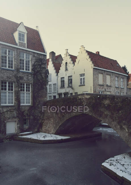 Cena de inverno de manhã cedo em Bruges, Bélgica — Fotografia de Stock