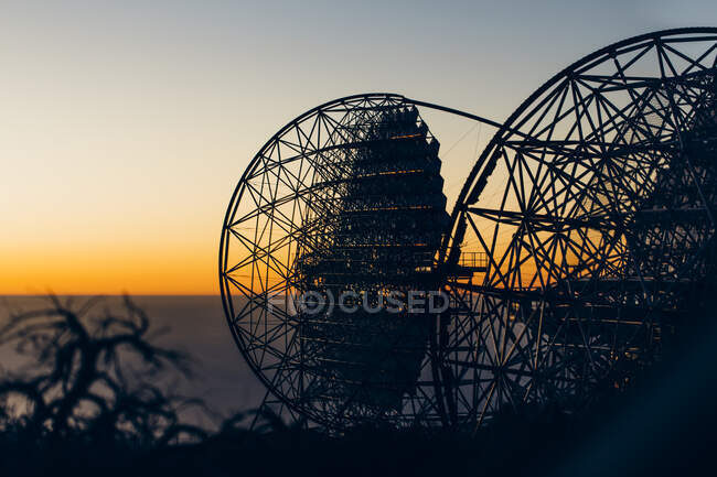 Silhouette de télescopes au coucher du soleil, Roque de los Muchachos, La Palma, Îles Canaries, Espagne — Photo de stock