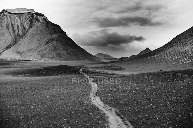 Straße durch ländliche Landschaft, Süd-Zentral-Island, Island — Stockfoto