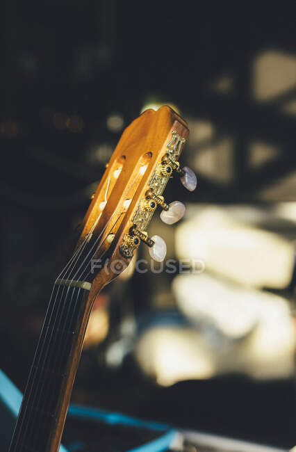 Gros plan d'une guitare au soleil — Photo de stock