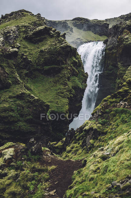 Waterfall near Landmannalaugar, Fjallabak Nature Reserve, South Central Iceland, Iceland - foto de stock