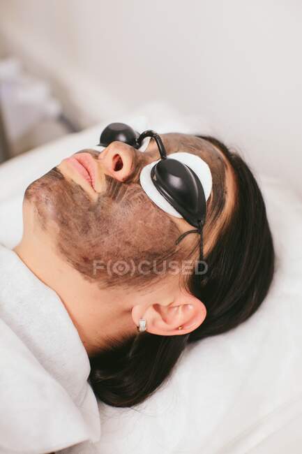 Femme ayant un traitement de beauté peau de carbone — Photo de stock