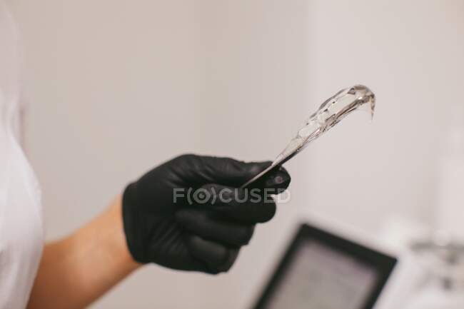 Esteticista se preparando para aplicar gel para um tratamento de depilação a laser — Fotografia de Stock