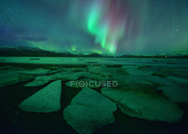 Luci settentrionali sulla spiaggia di Diamond e Jokulsarlon di notte, Islanda centro-meridionale, Islanda — Foto stock