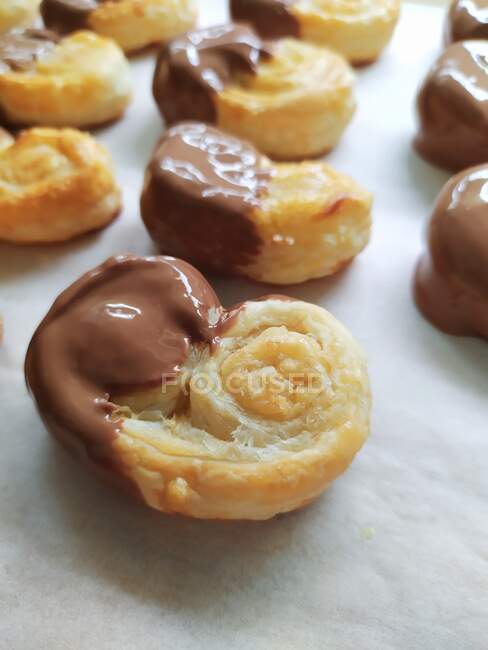 Biscotti fatti in casa palmier immersi nel cioccolato — Foto stock