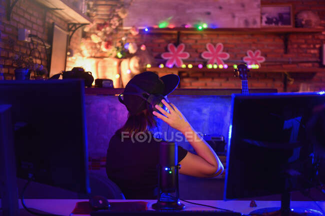 Жіночий відеоблогер сидить за столом в прямому ефірі — стокове фото