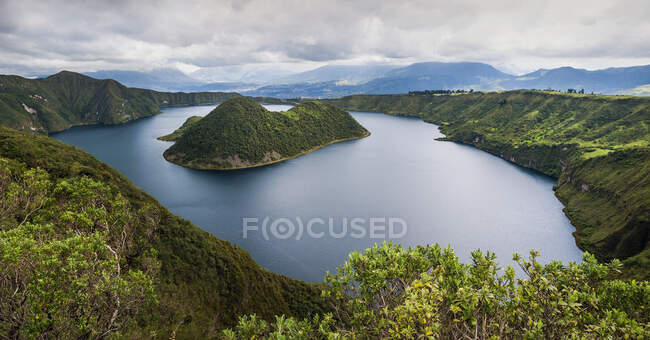 Lago Cuicocha cerca de Otavalo, Provincia de Imbabura, Andes Occidentales, Ecuador - foto de stock