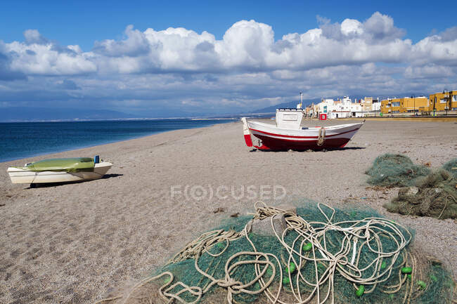 Barcos de pesca tradicionais na praia, Cabo de Gata, província de Almeria, Andaluzia, Espanha — Fotografia de Stock