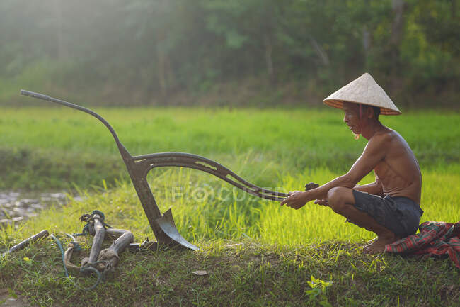 Agricoltore prepara il suo aratro, Thailandia — Foto stock