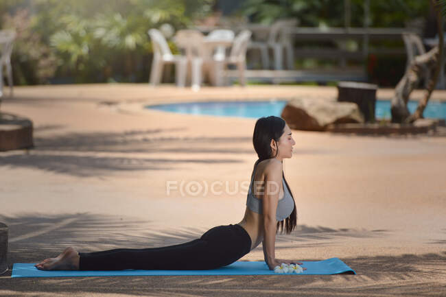 Hermosa mujer haciendo yoga al aire libre, Tailandia - foto de stock