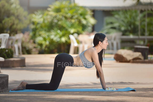 Belle femme faisant du yoga en plein air, Thaïlande — Photo de stock