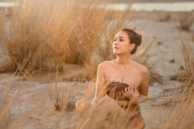 Schöne Frau sitzt am Strand, Thailand — Stockfoto