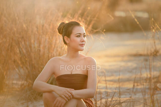 Красива жінка сидить на пляжі (Таїланд). — стокове фото