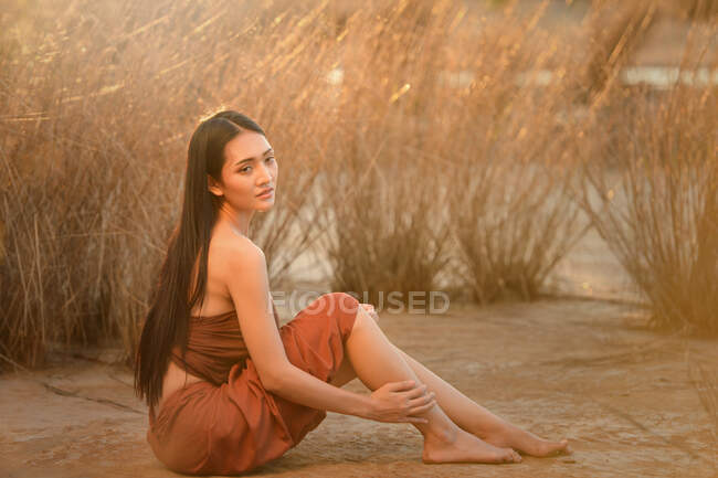 Mulher bonita sentada na praia, Tailândia — Fotografia de Stock