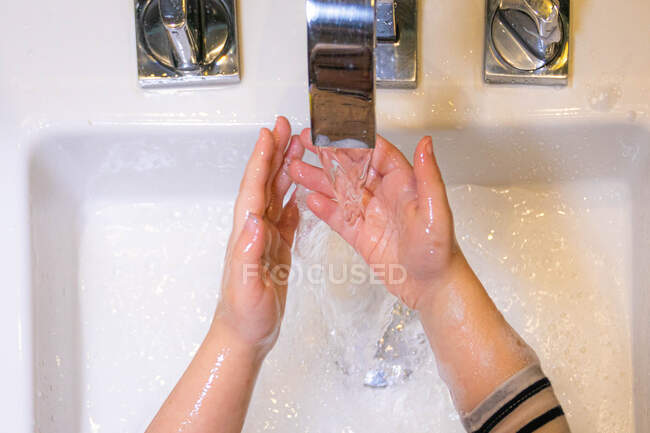 Vue aérienne d'une fille se lavant les mains — Photo de stock