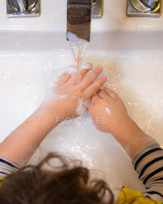 Вид сверху на девушку, моющую руки — стоковое фото