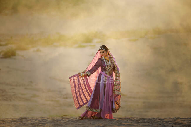 Портрет красивої жінки з традиційним одягом на Середньому Сході. — стокове фото