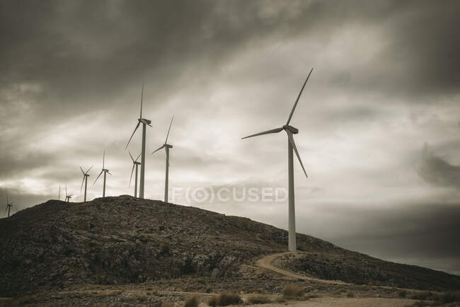 Mulini a vento nel paesaggio rurale, Granada, Andalusia, Spagna — Foto stock