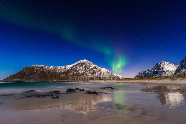 Northern lights over coastal mountains, Lofoten, Nordland, Noruega — Fotografia de Stock