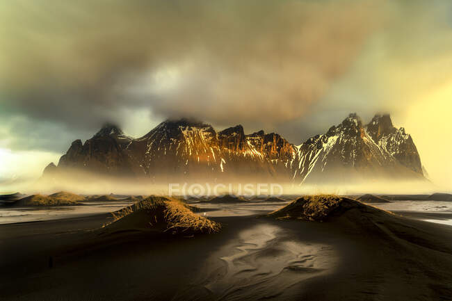 Paisaje de montaña de Vestrahorn, Península de Stokksnes, Islandia - foto de stock
