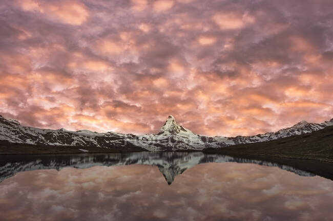 Reflexión de la montaña Matterhorn en Stellisee, Zermatt, Suiza - foto de stock